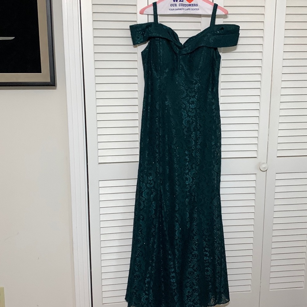 Beautiful R&M Richards emerald green formal gown.